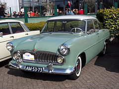 Une Simca Versailles dans un parking.