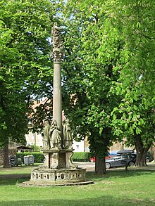 Barocke Säule mit Marienfigur als Krönung im Garten vor der Hauptfassade des Klosters