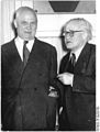 Robert Scholl im Gespräch mit dem westdeutschen Journalisten Gerat auf dem CDU-Parteitag am 23. September 1954 in Weimar