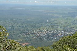 Die Stadt Chimala von den Bergen im Südwesten aus gesehen