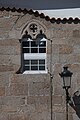 Fiestra medieval en Noia (A Coruña), con desafortunadas batentes.