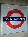 Roundel sulla piattaforma di Goldhawk Road.