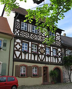 Haus zu den fünf Türmen mit Stadtmauer (rechts)