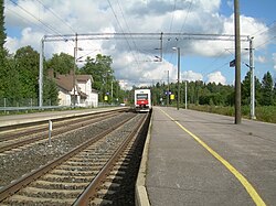 Järvelän asemalaiturit Lahden suuntaan, Sm4-taajamajuna Kouvolaan on lähdössä asemalta.