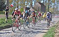 Un groupe de 6 coureurs derrière l'échappé, Moscon, Stuyven, Van Avermaet, Langeveld, Roelandts, Štybar, au km 231, secteur pavé n°7 de Bourghelles.