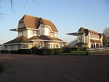 Tribunes de pesage et des visiteurs de l'hippodrome du Touquet-Paris-Plage.