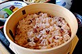 سکی‌هان تهیه شده از برنج چسبناک. سکی‌هان یکی از انواع غذاهای ژاپنی است که بیشتر برای مراسم جشن تهیه می‌شود.