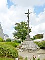 Le calvaire situé dans l'enclos paroissial de l'église Notre-Dame-de-la-Clarté.