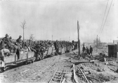 Soldats australiens sur la « Butte de Warlencourt », en avril 1917.