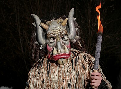 3. Platz: Maske vom Zuszler mit Fackel beim Kirchseeoner Perchtenlauf Foto: Würmchen