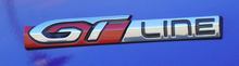 Image d'un logo rouge et gris sur un font bleu.