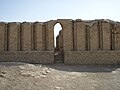 Fotografia dei vestigis dau Dublanah, una intrada monumentala vèrs la cort dau zigorat.