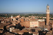 Zicht ip de Piazza del Campo, de Torre del Mangia, de Palazzo Pubblico en de kerke Santa Maria di Provenzano