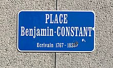Plaque bleue portant le texte « Place Benjamin-CONSTANT / Ecrivain 1767-1830 ».