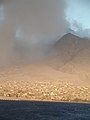 Vista de la ciudad abandonada y el volcán.