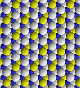 Поглед на триоктаедарски лист талка. Жуте сфере су хидроксили; плаве су магнезијум. Апикална места везивања кисеоника су бела.