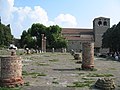 Il foro romano e la cattedrale sulla sommità del colle di San Giusto