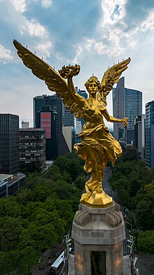 Victoria Alada, representación de la diosa Niké, escultura de Enrique Alciati y restaurada de 1957 a 1959.