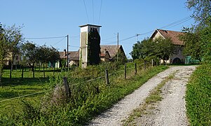 Photo couleur d'un chemin montant vers unhameau.