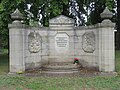 Denkmal auf Ehrenfriedhof für die Bombenopfer