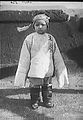 Enfant chinois américain en vêtements brodés, 1900.