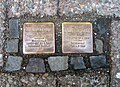 Vor der Synagoge verlegte Stolpersteine für zwei sowjetische Kriegsgefangene