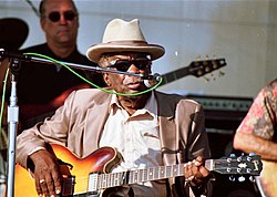 John Lee Hooker esiintyy vuonna 1997.