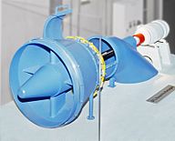 Modell der S-Turbine im Wasserwerk am Hochablass. Den Zulauf der Turbine bildet der trichterförmige Einlass mit dem kegelförmigen Leitwerk. Der Mechanismus zur Verstellung der Leitschaufeln ist Gelb gekennzeichnet. Das Laufrad hat verstellbare Flügel.