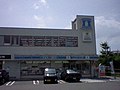 地行三丁目店（福岡県福岡市中央区）。福岡ソフトバンクホークスとのコラボレーション店舗。2階はかつてはローソンの福岡西支店があったが、現在は不動産会社が入居。