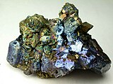 Bunt angelaufene, irisierende Markasit-Kristalle auf irisierendem Galenit aus der Nikolaevskiy Mine, Dalnegorsk, Russland (Größe: 6,1 cm × 4,3 cm)