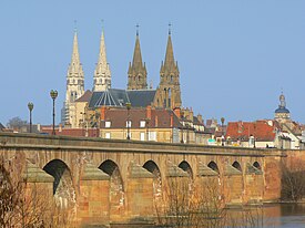 Vista de Moulins e sua catedral.