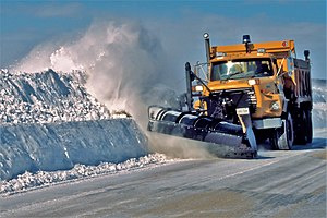 Déneigement par un camion équipé d'une lame biaise