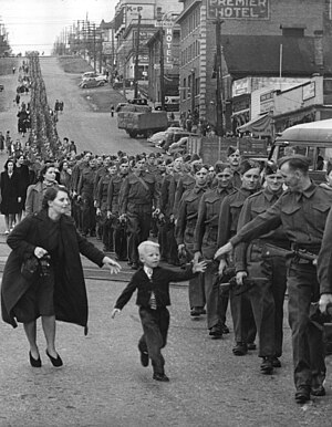 "אבא, חכה לי" - תצלום שצילם קלוד פ' דטלוף ב-1 באוקטובר 1940 בעת מצעד של מגויסי "הרגימנט של קולומביה הבריטית". בעת שדטלוף צילם את התמונה, רץ וורן ברנרד מידי אמו לעבר אביו, טוראי ג'ק ברנרד.