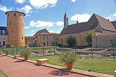 Vestiges de l'église et tour Philippe Auguste.