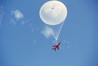 En AQM-34 Firebee som överlevt sitt uppdrag landar i fallskärm.