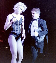 Cyndi Lauper och Madonna, kvinnliga artister som lyfte fram (kvinnlig) sexualitet under 1980-talet.