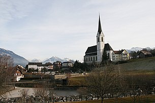 Frastaz mit Pfarrkircha; im Vordergrund flüßt d'Samina