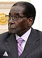 Le président zimbabwéen Robert Mugabe à l'origine du drapeau national.
