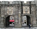 Hermeline in den Wappen der Stadt Saint-Malo (links) und des Herzogtums Bretagne am 1707 errichteten Tor Saint-Vincent in Saint-Malo. Die Kronen des königlichen Ehepaars, drücken das Abhängkeitsverhältnis von Stadt und Herzogtum zum Königreich seit 1532 aus.