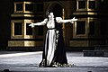 Una cantante d'opera in una produzione di Tosca