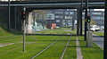 Le tramway de Valenciennes utilise des feux de couleur (vert et rouge) avec un T lumineux pour protéger les itinéraires et manœuvres. On voit ici les signaux qui protègent la voie de garage de la station Anzin - Hôtel de ville.