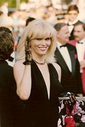 Amanda Lear au premier plan, avec une foule à l'arrière.