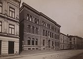 «Christiania Handelsgymnasium» ble etablert i Rosenkrantz’ gate 7. i 1875 Foto: Nasjonalbibliotekets bildesamling