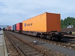 Train e wagons porte-conteneurs.