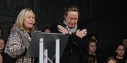 Julian Lennon met zijn moeder tijdens de onthulling van het John Lennon Peace monument in Liverpool op 9 oktober 2010.