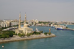 Džamija Bader i panorama luke