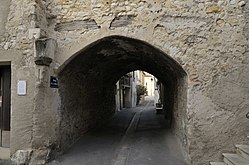 Passage à côté de l'emplacement de l'ancienne synagogue.