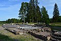 Tuhoutuneen kirkon paikalla on rauniokirkko penkkeineen ja alttareineen.