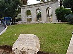 Poarta baronului. Monument în memoria lui Edmond de Rothschild