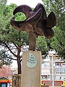 Plaza del Agua, en la fuente se encuentra la escultura un pueblo en lucha en recuerdo por la lucha del agua de todo los parleños